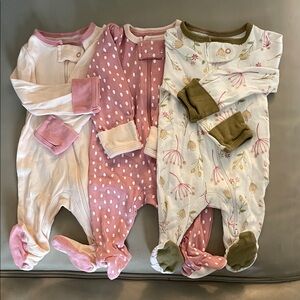 Baby girl footies like new🩷